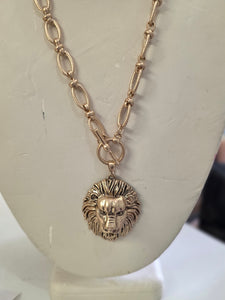 Leo pendant necklace