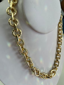 Gold shines necklace